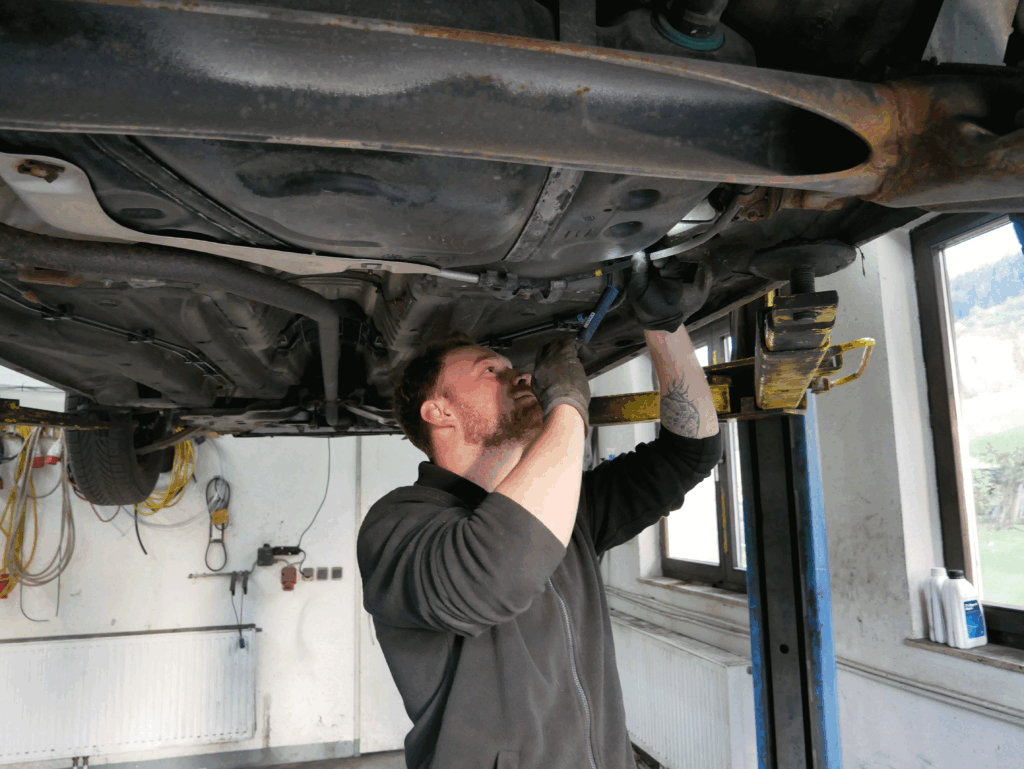 Arbeiten am Auto auf der Hebebühne